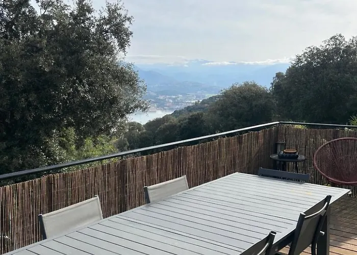 Avec Piscine Et Vue Sur La Baie D'ajaccio * Ajaccio (Corsica)